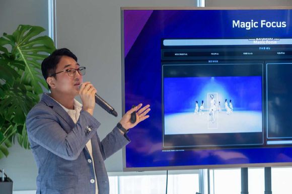 15일 오전 서울 종로구 KT 광화문 이스트(East) 사옥에서 정영환 KT 미디어부문 미디어AI서비스개발팀 책임이 KT 특허기술 매직 포커스에 대해 설명하고 있다. [사진=KT]