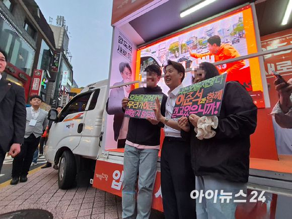 이준석 개혁신당 제21대 대통령선거 후보가 15일 오후 서울 지하철 2호선 건대입구역 인근 젊음의거리에서 유세하고 있다. [사진=김주훈 기자]