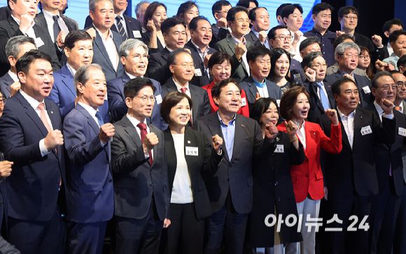 김문수 국민의힘 대선 후보가 15일 서울 여의도 중소기업중앙회 KBIZ홀에서 열린 '자랑스러운 중소기업인협의회 조찬 강연'에서 김기문 중기중앙회 회장과 박용주 자랑스런 중소기업인협의회 회장 등과 함께 기념촬영을 하고 있다. [사진=곽영래 기자]