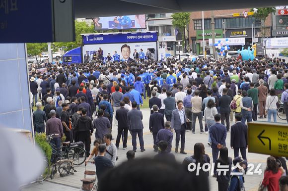 이재명 더불어민주당 제21대 대통령선거 후보가 16일 전북 익산시 익산역 광장에서 유세하는 가운데 시민들이 광장을 가득 메운 모습. [사진=라창현 기자]