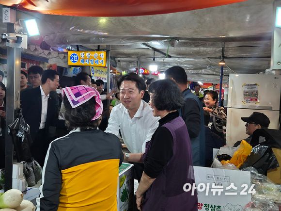 이준석 개혁신당 대선 후보가 16일 오후 충남 천안중앙시장에서 유세를 펼치고 있다. [사진=김주훈 기자]