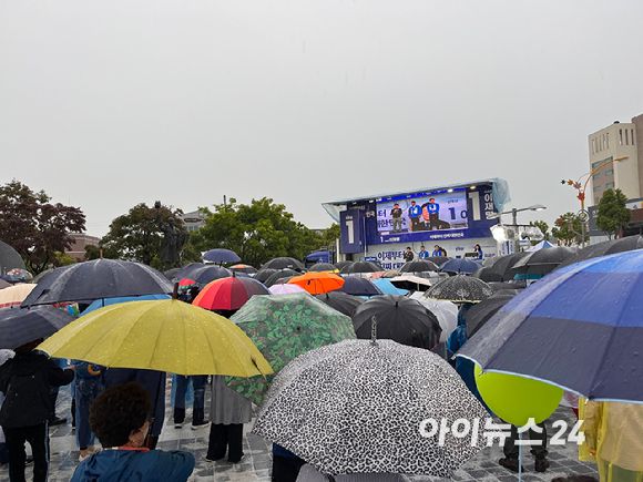 16일 비가 오는 궂은 날씨에도 전북 정읍시민들이 정읍역 광장에서 이재명 더불어민주당 대선 후보의 유세를 기다리고 있는 모습. [사진=라창현 기자]