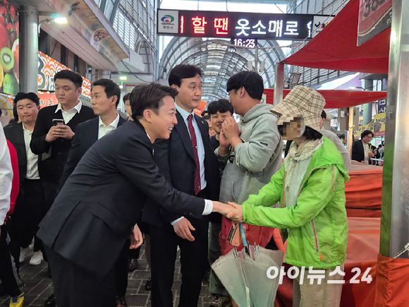 이준석 개혁신당 대선 후보가 16일 오후 충남 천안중앙시장에서 유세를 펼치고 있다. [사진=김주훈 기자]