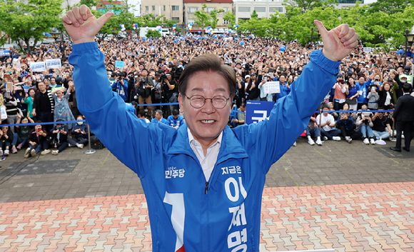 더불어민주당 이재명 대선 후보가 16일 전북 군산시 구시청광장에서 열린 유세에서 엄지를 들어 보이고 있다. 2025.5.16 [공동취재] [사진=연합뉴스]