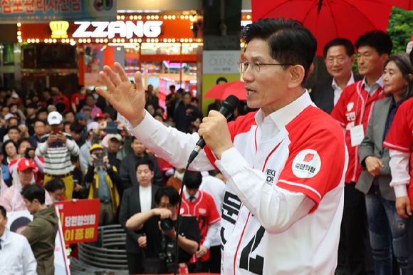 국민의힘 김문수 대선 후보가 16일 충북 청주시 올리브영 청주타운 앞에서 집중 유세를 하고 있다.  [사진=연합뉴스]