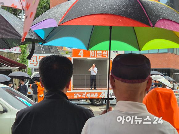 이준석 개혁신당 대선 후보가 16일 오후 충남 천안중앙시장에서 유세를 펼치고 있다. [사진=김주훈 기자]