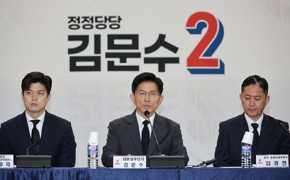 김문수 국민의힘 대선 후보(가운데)가 17일 광주 김대중컨벤션센터에서 열린 현장 선거대책위원회의에서 발언하고 있다. [사진=연합뉴스]