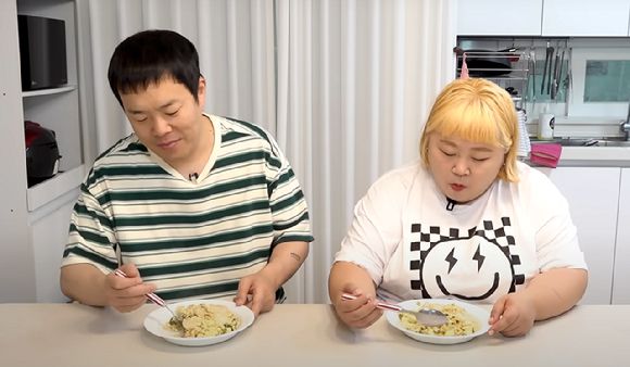 홍윤화가 남편 김민기와 함께 만든 볶음밥을 시식하고 있다.  [사진=유튜브 @홍윤화 김민기 꽁냥꽁냥]