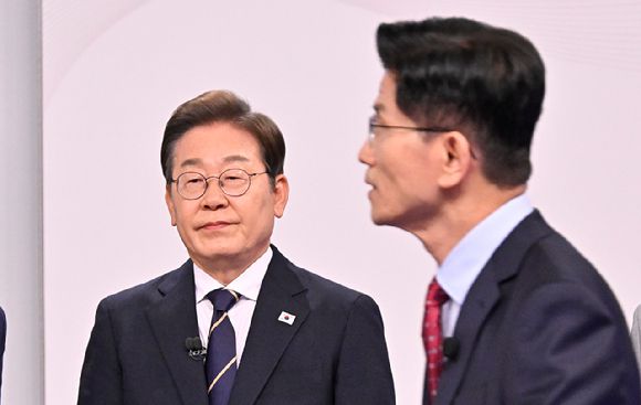 이재명 더불어민주당 대선후보(왼쪽)와 김문수 국민의힘 대선후보가 18일 서울 마포구 SBS프리즘타워에서 열린 중앙선거방송토론위원회 주관 제21대 대통령선거 후보자토론회에 참석하고 있다. [사진=국회사진취재단]