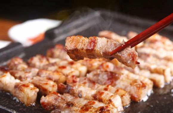 40년차 셰프가 삽겹살 맛있게 굽는 법을 공개했다. 사진은 삼겹살. [사진=X 갈무리]