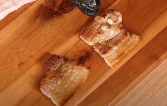 이 셰프는 고기를 자주 뒤집어주는 게 좋다고 말했다. 사진은 잘못 구워진 고기(왼쪽)와 잘 구워진 고기.  [사진=유튜브 @지식인사이드]