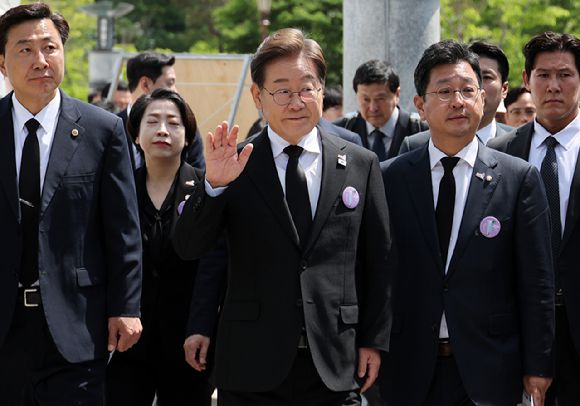 더불어민주당 이재명 대선후보가 18일 광주광역시 북구 국립 5·18민주묘지에서 열린 5·18민주화운동 45주년 기념식에 참석한 뒤 이동하고 있다. 2025.5.18 [공동 취재] [사진=연합뉴스]