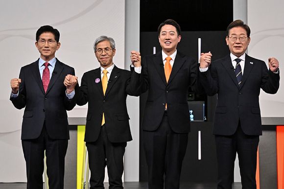 이재명(오른쪽부터) 더불어민주당·이준석 개혁신당·권영국 민주노동당·김문수 국민의힘 대선 후보가 중앙선거방송토론위원회 주관으로 18일 서울 상암동 SBS 프리즘센터 스튜디오에서 열린 제21대 대선 1차 후보자 토론회에서 기념 촬영을 하고 있다. [사진=국회사진취재단]