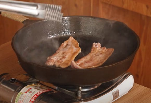 이 셰프가 고기를 직접 굽고 있다.  [사진=유튜브 @지식인사이드]