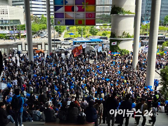 이재명 더불어민주당 대선 후보가 19일 서울 용산역 광장에서 유세를 펼치고 있다. [사진=김주훈 기자]