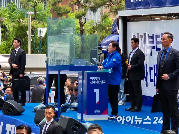 이재명 더불어민주당 대선 후보가 19일 서울 용산역 광장에서 유세를 펼치고 있다. [사진=김주훈 기자]