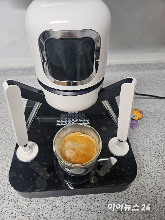 LG듀오보가 커피 추출을 완료한 모습이다. [사진=설재윤 기자]