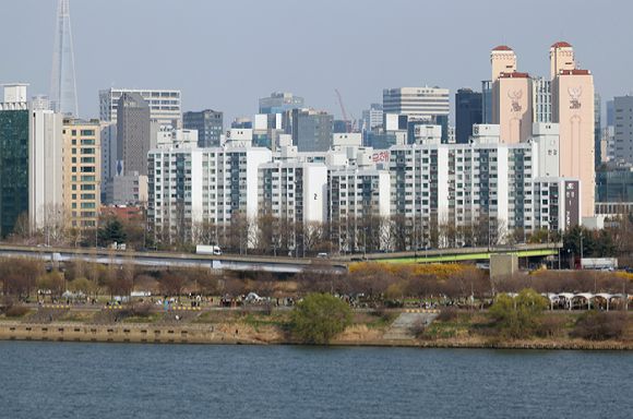 서울 한강 인근에서 바라본 서초구 아파트의 모습. [사진=연합뉴스]