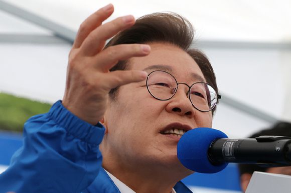 더불어민주당 이재명 대선 후보가 지난 16일 전북 전주시 전북대 후문에서 열린 유세에서 지지를 호소하는 연설을 하고 있다. 2025.5.16 [공동취재] [사진=연합뉴스]
