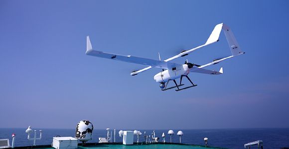 동원산업이 개발한 어군 탐지 전용 드론이 참치 어군을 찾기 위해 비행하고 있다. [사진=동원산업 제공]