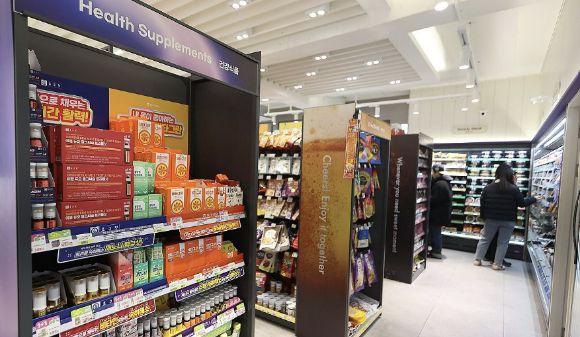 12일 서울 중구 명동 CU 편의점에서 방문객들이 건강기능식품을 살펴보고 있다. 2025.3.12 [사진=연합뉴스 제]