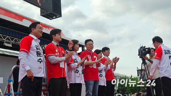 김용태 국민의힘 비상대책위원장과 나경원 공동선거대책위원장 등이 21일 오후 경기 동두천에서 열린 대선 현장 유세에서 김문수 후보 발언을 듣고 있다. [사진=김보선 기자]