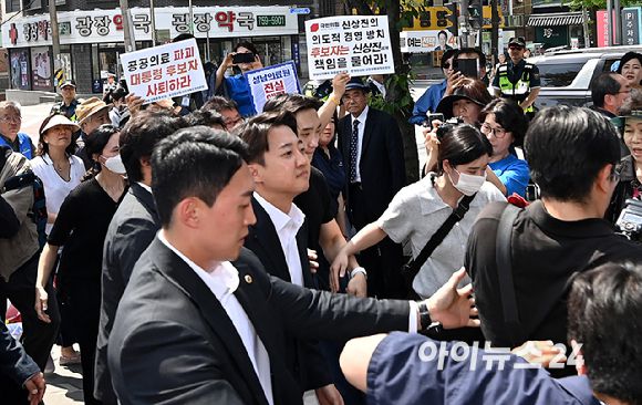 이준석 개혁신당 대선 후보가 21일 경기 성남의료원을 방문, 시민단체 회원들의 항의를 받으며 들어서고 있다. [사진=곽영래 기자]