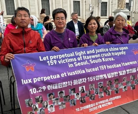 이태원 참사 유가족이 이들을 기리는 현수막을 들고 있다.  [사진=이성환 씨 제공 ]