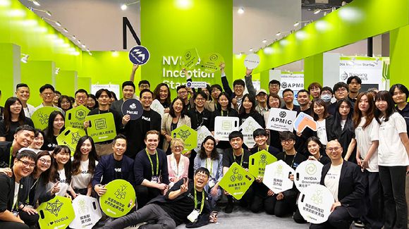 21일 대만 타이베이 난강 전시센터에서 열린 '컴퓨텍스 2025'에서 엔비디아의 초대를 받은 16개 스타트업 관계자들이 단체사진을 찍고 있다. [사진=에이로봇]