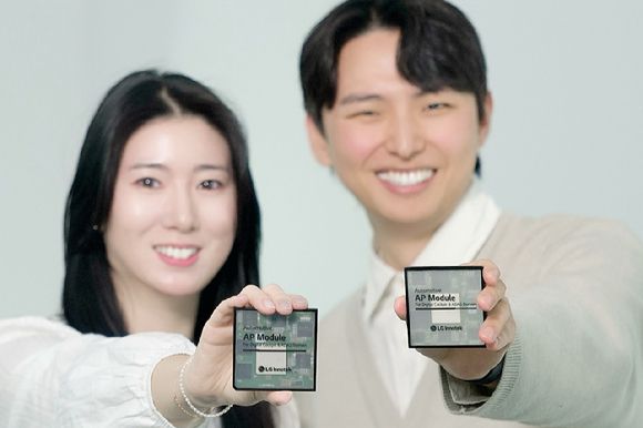 LG이노텍 직원들이 차량용 AP 모듈을 선보이고 있다. [사진=LG이노텍]