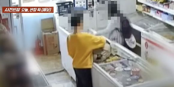 한 초등학생 무리가 수개월 동안 무인 매장에서 상습적인 절도 행위를 벌였다는 점주의 하소연이 전해졌다. 사진은 초등생 무리가 매장에서 절도를 저지르는 모습. [사진=JTBC]