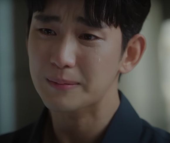 배우 김수현의 사생활 논란으로 디즈니플러스 '넉오프' 촬영이 무기한 중단됐다고 전해졌다. 사진은 드라마 '눈물의 여왕' 속에서 열연을 펼치고 있는 김수현.  [사진=tvn drama]