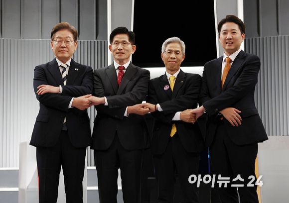 23일 서울 영등포구 KBS본관 스튜디오에서 열린 중앙선거방송토론위원회 주관 제21대 대통령선거 2차 후보자토론회 시작에 앞서 각 정당 대선 후보들이 기념촬영을 하고 있다. (왼쪽부터) 이재명 더불어민주당, 김문수 국민의힘, 이준석 개혁신당, 권영국 민주노동당 대선 후보. [사진=국회사진취재단]