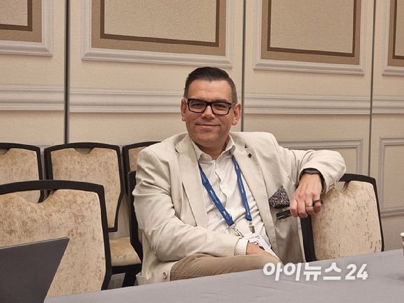 피에루카 치오델리 델 엣지·AIOps·멀티 시스템 관리 부사장이 19일(현지시간) 미국 라스베이거스에서 열린 '델 테크놀로지스 월드 2025' 행사장에서 한국 기자단과 인터뷰를 진행하고 있다. [사진=윤소진 기자]