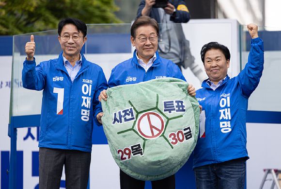 더불어민주당 이재명 대선 후보가 24일 경기 시흥시 배곧아브뉴프랑센트럴광장에서 열린 유세에서 사전투표를 독려하고 있다. 2025.5.24 [공동취재] [사진=연합뉴스]