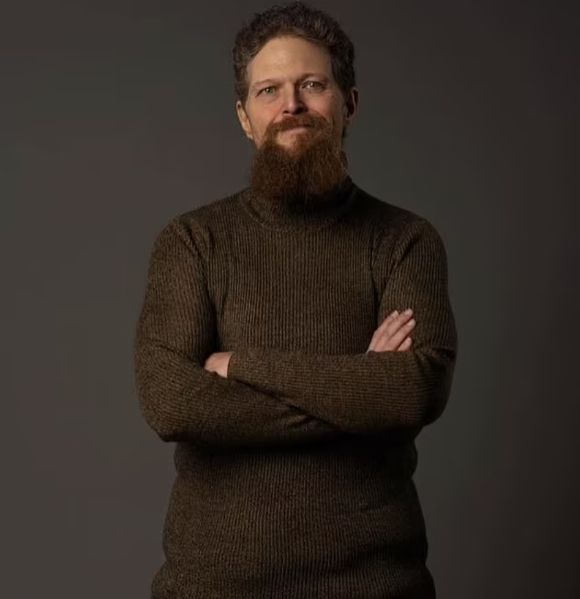 지팡이 없이는 걷지도 못했던 초고도비만의 50대 남성이 'DDP 요가'와 식단 조절을 통해 140㎏ 감량에 성공했다. 사진은 감량 후 켄 도어의 모습. [사진=데일리메일]