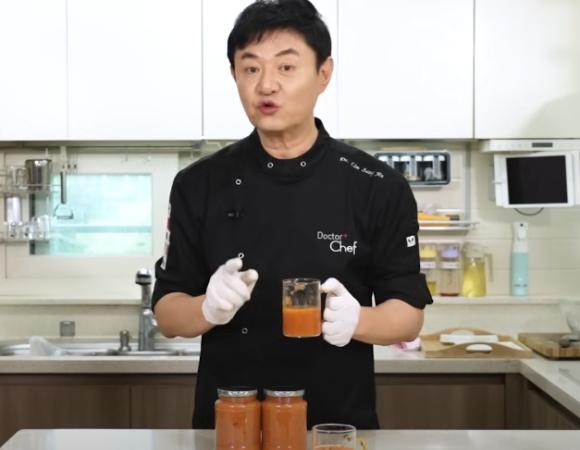 이 주스를 맛본 임 셰프는 "정말 은은하고 사과·당근 건더기가 씹히는 게 좋다. 아침 대용으로도 손색없다"고 평가했다.  [사진=유튜브 채널 '지식한상']