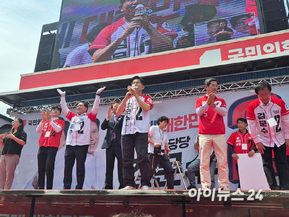 김문수 국민의힘 대선 후보가 26일 오전 안성 중앙시장 앞에서 열린 현장유세에서 발언하고 있다. [사진=유범열 기자]