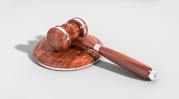 자신을 향해 경적을 울렸다는 이유로 가족들 앞에서 운전자를 폭행한 40대가 징역 2년을 선고받았다. 본 기사와 무관한 이미지. [사진=픽사베이ⓒqimono]