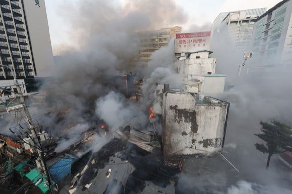 28일 서울 을지로3가역 인근 노후 상가 건물에서 화재가 발생해 불길과 함께 연기가 피어오르고 있다. 2025.5.28 [사진=연합뉴스]