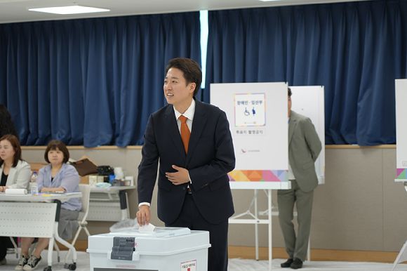 이준석 개혁신당 대선 후보가 29일 경기 성남시 동탄9동 행정복지센터에서 사전투표를 하고 있다. [사진=개혁신당]