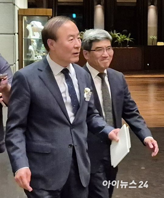 전영현 삼성전자 부회장(왼쪽)과 송재혁 사장이 30일 서울 중구 호텔신라에서 열린 제35회 삼성호암상 시상식 후 이동하고 있다. [사진=공동취재단]