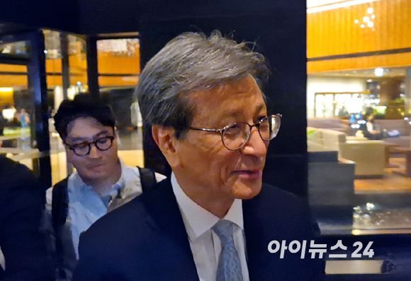 정현호 삼성전자 부회장이 30일 서울 중구 호텔신라에서 열린 제35회 삼성호암상 시상식 후 이동하고 있다. [사진=공동취재단]