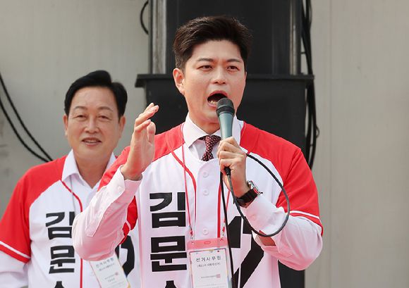 김용태 국민의힘 비상대책위원장이 30일 경기 가평 청평시계탑 광장에서 열린 현장유세에서 발언하고 있다.  [사진=연합뉴스]