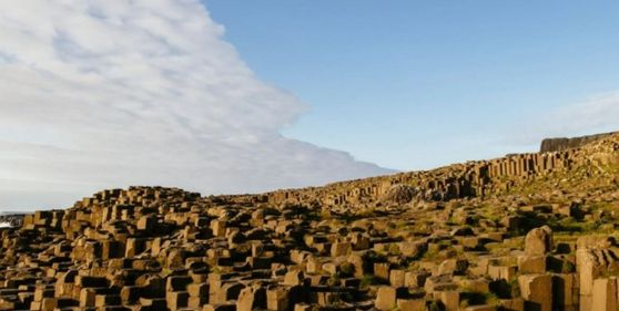 세계문화유산으로 지정된 영국 북아일랜드의 명소 자이언츠 코즈웨이(Giant's Causeway)가 관광객들이 바위틈에 끼워 넣은 동전으로 심각한 몸살을 앓고 있다. 사진은 자이언츠 코즈웨이. [사진=내셔널 트러스트]
