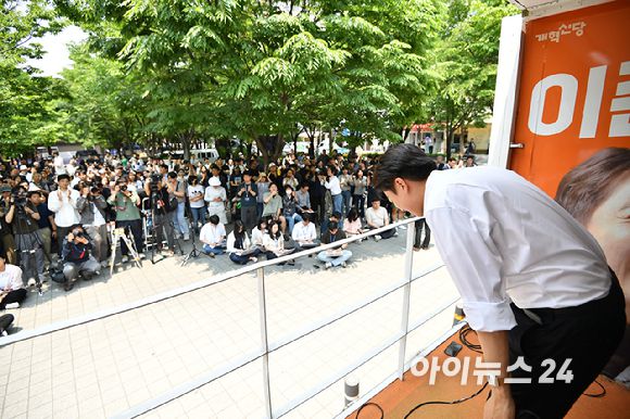 이준석 개혁신당 대선 후보가 지난 30일 오후 서울 마포구 경의선 숲길에서 유세 마친 뒤 인사를 하고 있다. [사진=곽영래 기자]