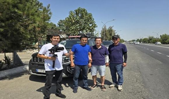 안디잔 TV 방송국 기자와 도로변 즉석 인터뷰. [사진=윤영선]