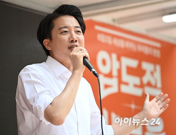 이준석 개혁신당 대선 후보가 지난 30일 오후 서울 마포구 경의선 숲길에서 유세를 하고 있다. [사진=곽영래 기자]