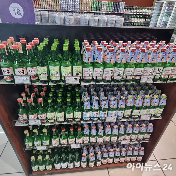 필리핀 대형마트에서 참이슬(오른쪽)과 나란히 진열된 현지 짝퉁 소주. [사진=전다윗 기자]