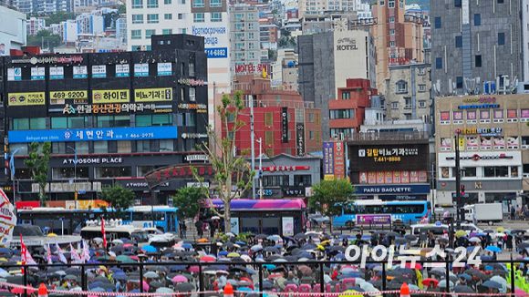 2일 부산역 광장에서 열린 국민의힘 김문수 대선 후보의 부산 총괄 거점 유세를 보기 위해 시민들이 빗속에서 우산을 쓰고 기다리고 있다. [사진=김보선 기자]